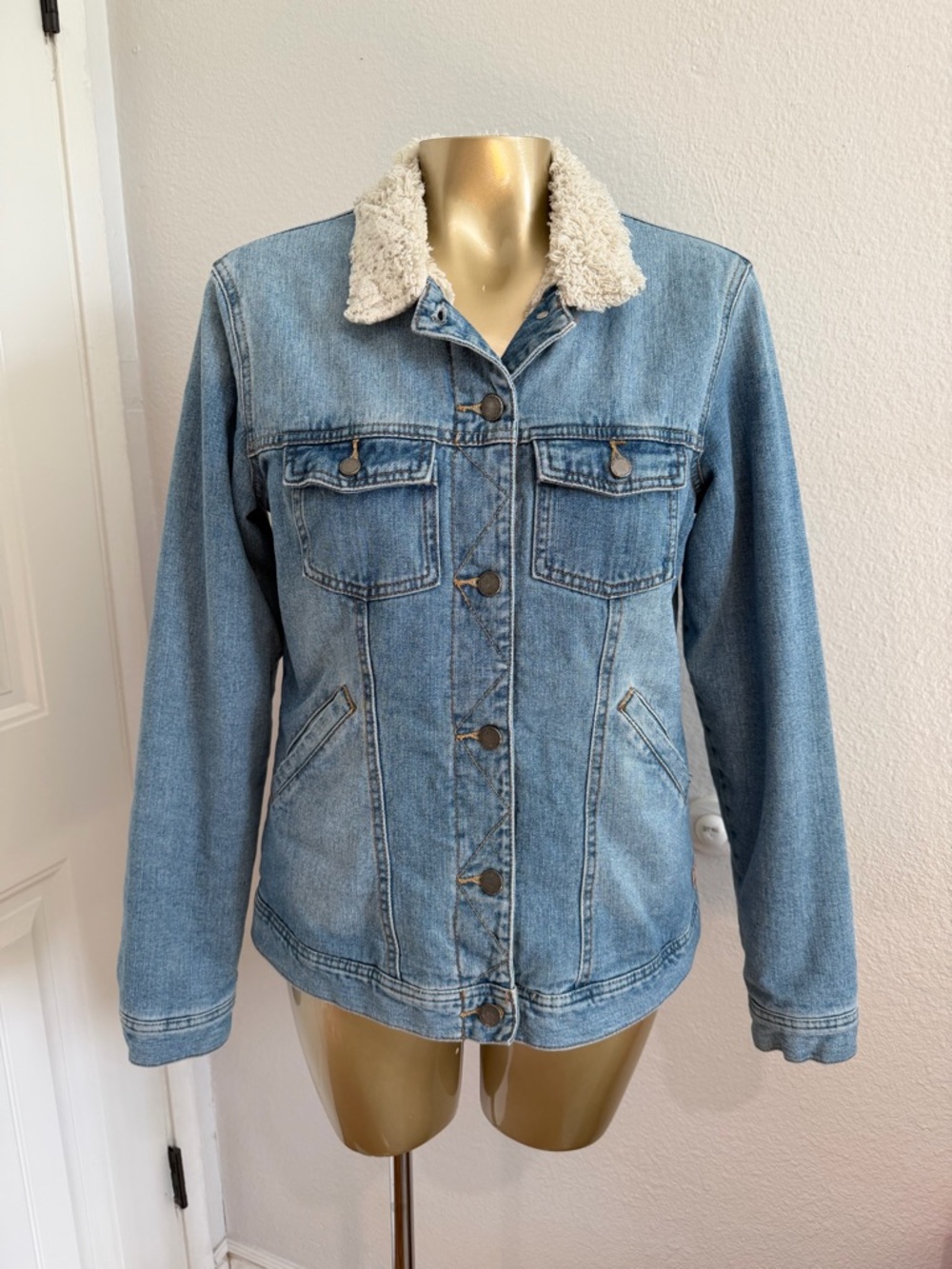 Roxy Light Blue Denim Jacket with Cream Sherpa Collar Size M